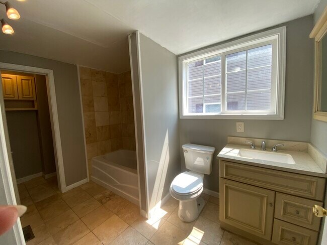 Building Photo - Gorgeous 3/4 bedroom 3 bath house for rent!