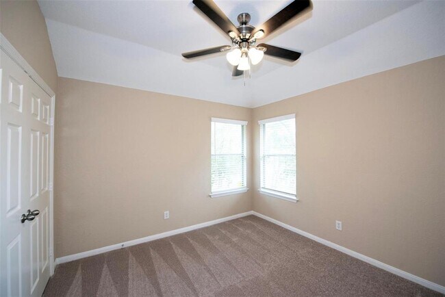 Building Photo - 10411 Village Lake Dr