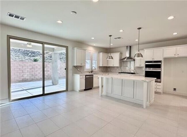 Building Photo - Stunning and Spacious 6BR 5BA Home w/ Solar Panels + Quartz Counter + Fenced Yard + 2 Car Garage ...