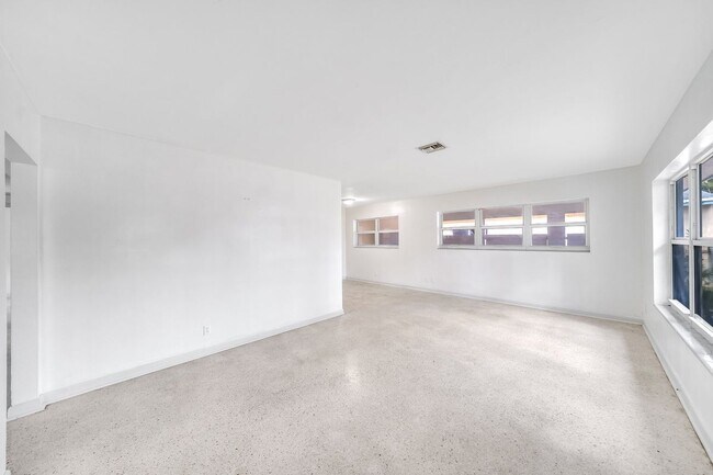 Building Photo - 209 SW 18th Ave