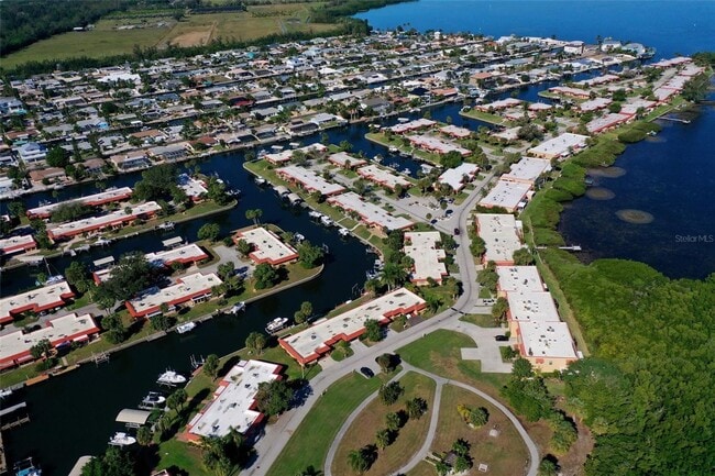 Building Photo - Adorable 1/1 condo with dock and amenity community