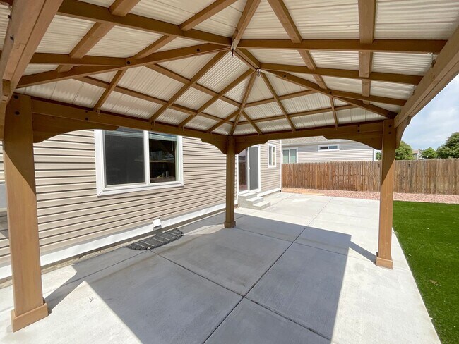 Building Photo - 4 Bedroom Home Available Near N Powers Bl ...