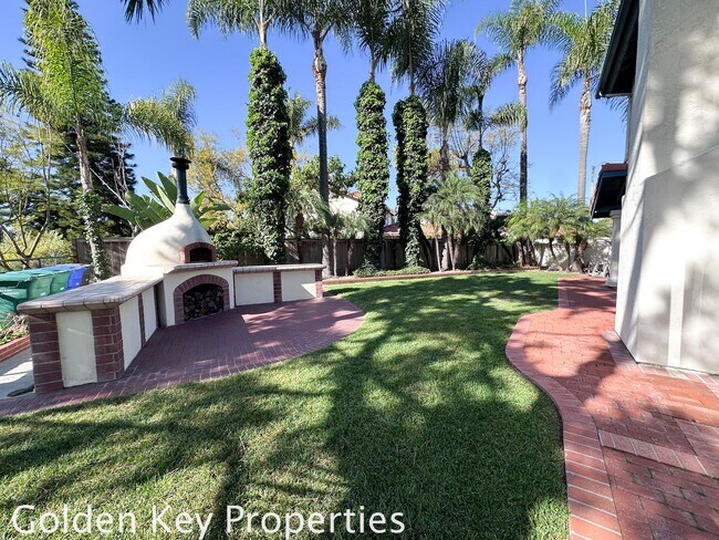 Building Photo - Beautiful townhome in The Trails at Calavera!