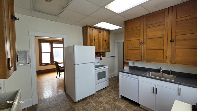 Building Photo - 6 Bed 2 bath FRESH PAINT - Single Family H...
