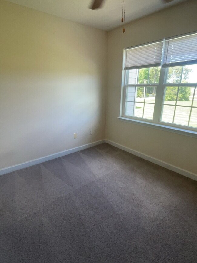 Building Photo - Charming 2 Bedroom Townhouse