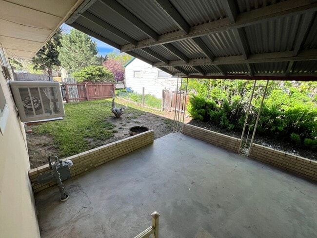 Building Photo - 3 Bed 2 Bath House with Attached 2 Car Garage & Trailer Parking