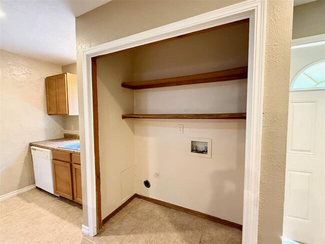 Building Photo - Cute & Close to OU