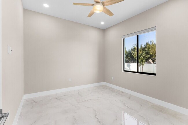 Building Photo - 1115 NW 25th Ave