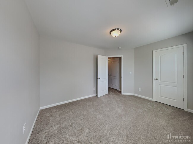 Building Photo - 2625 Meadow Crossing Dr