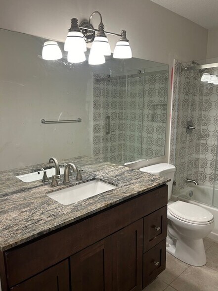 Master bathroon - 1112 Sandy Ln Dr