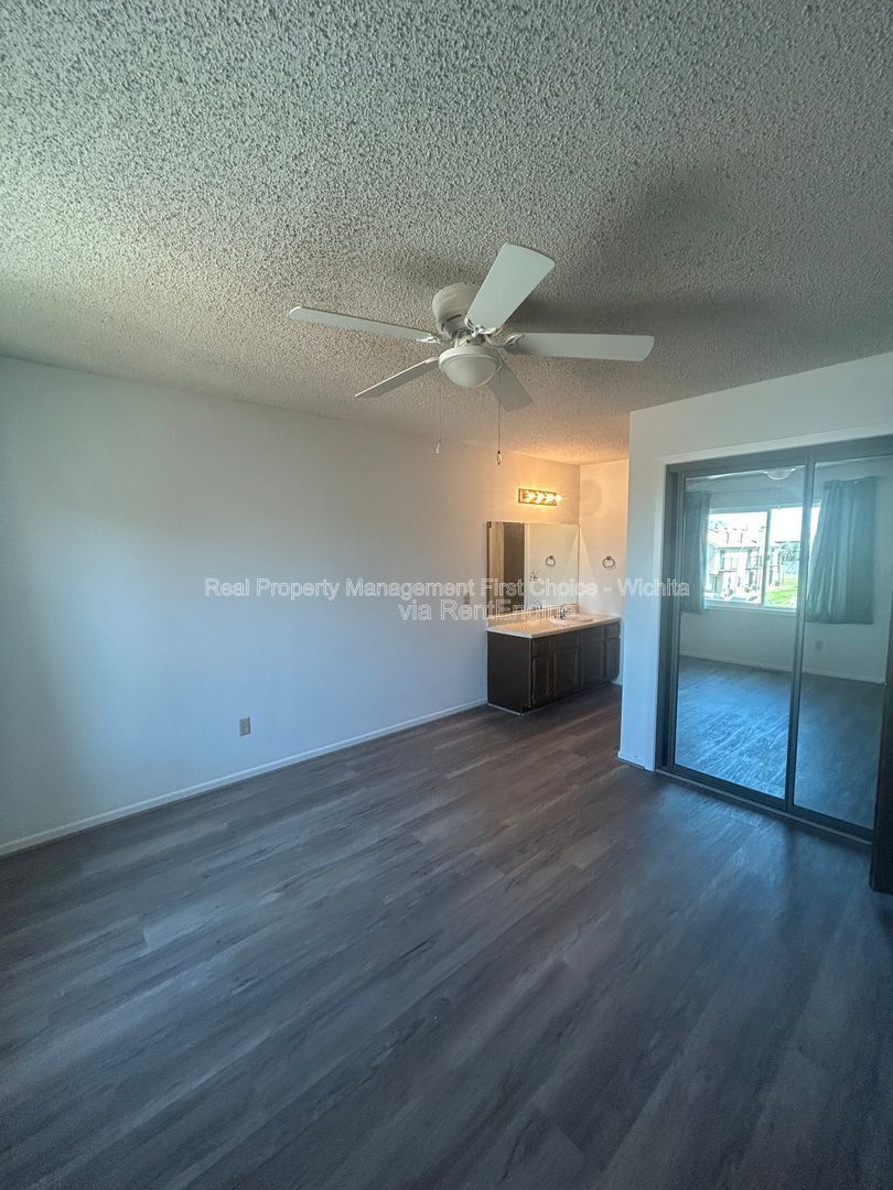Building Photo - 2405 S Capri St