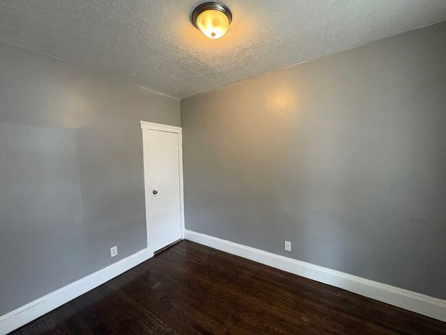 Building Photo - Three bedroom one bathroom single story home for rent