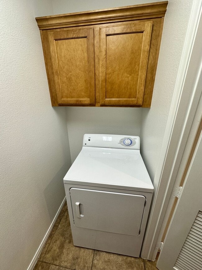 Building Photo - Guard Gated 2 Bed/2 Bath Condo w/Resort St...