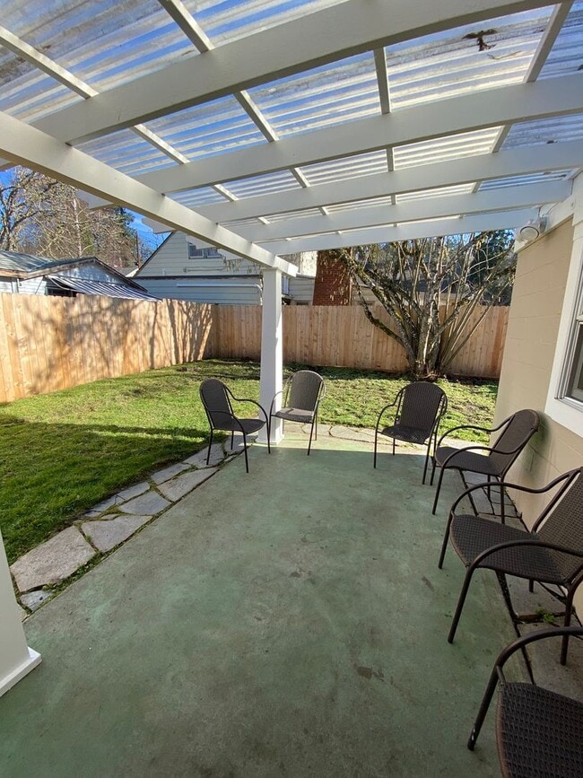 Building Photo - 3 Bedroom House Near UO Campus!! Ready for Fall 2026!