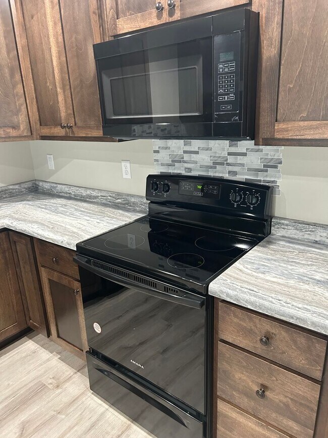 Building Photo - 4 bed 3 bath Townhome For Rent!