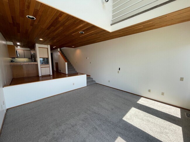 Building Photo - 2305 Skyline Way