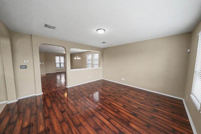 Building Photo - Spacious Live Oak Home Backing to a Greenbelt - Realtor Commission: $500
