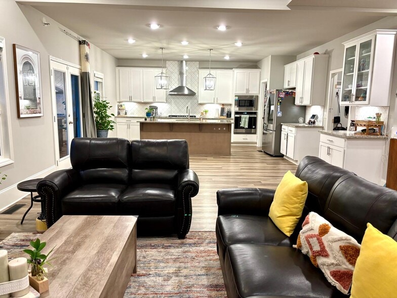 Living - 1920 Grand Lanier Dr