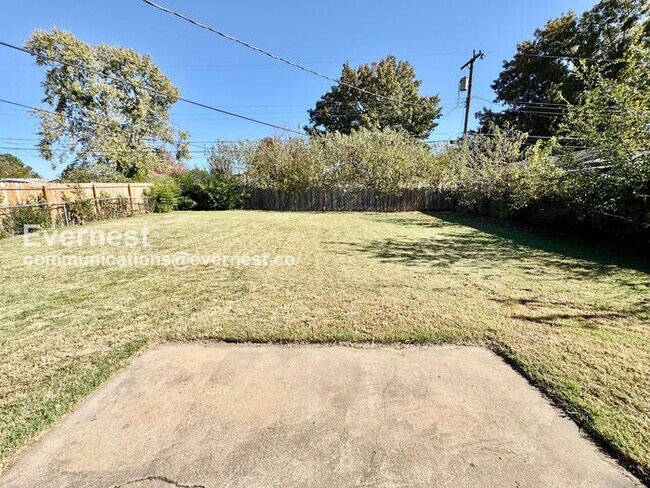 Building Photo - 3-Bed, 1.5-Bath Home with Garage / Pet-Friendly / Available now!