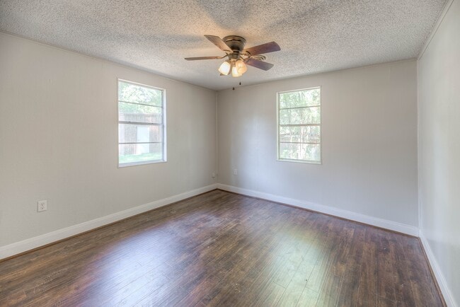 Building Photo - 234 Lakeview Dr