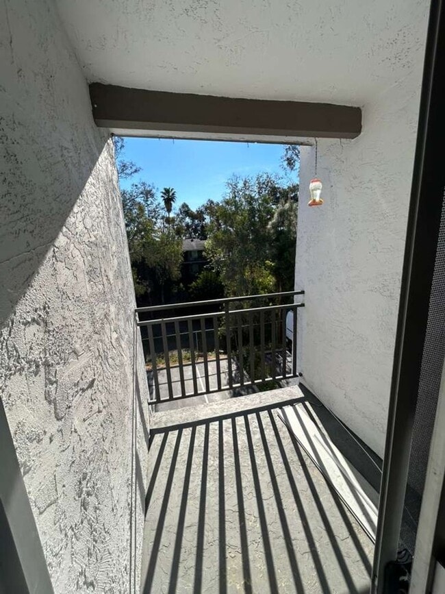 Building Photo - Renovated and Spacious, 1 bed 1 bath condo on 2nd floor! Move In Ready! First Month Free Rent!