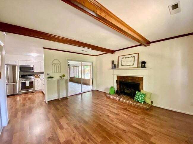 Building Photo - Charming Ranch-Style Home With Garage Avai...