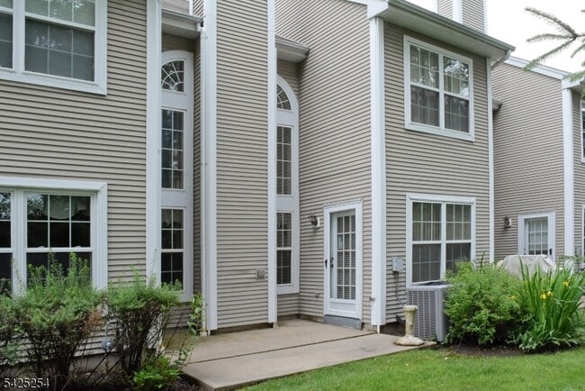 Building Photo - 61 Washington Ct