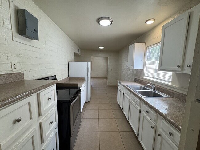 Building Photo - 2 Bedroom in central Tucson
