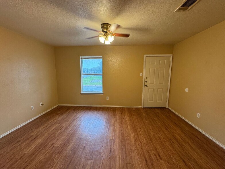 Building Photo - 1603 Cedarhill Dr