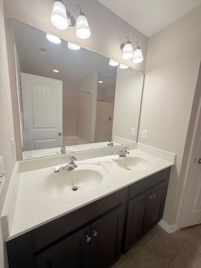 Building Photo - Beautiful Providence Place Townhome Near RTP & RDU – Pool Community!