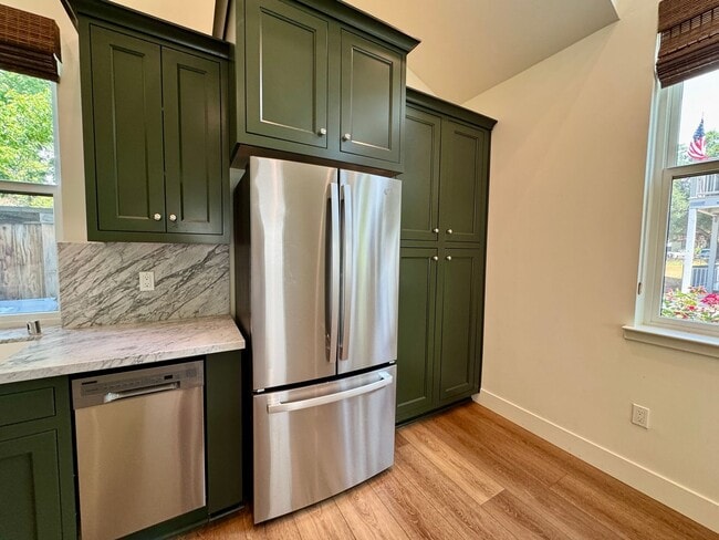 Building Photo - Custom Adorable Cottage Available in Folsom!