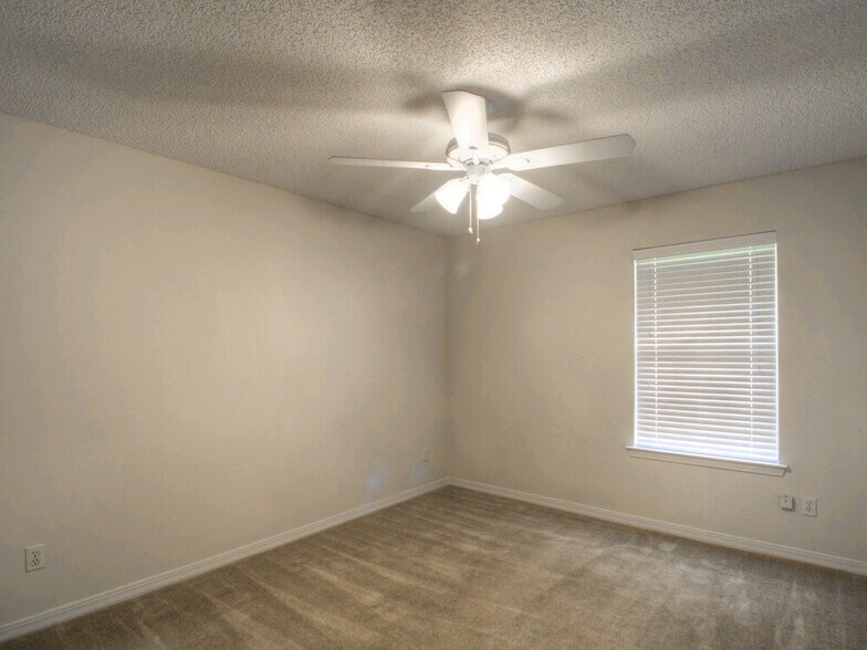 Building Photo - 7317 Ironside Dr E