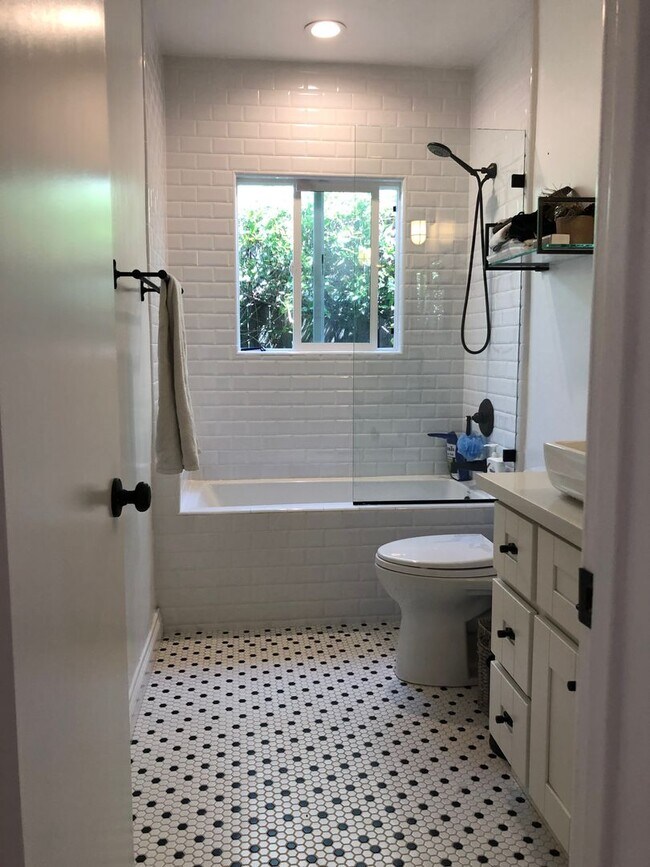 Building Photo - Updated 4BR Mar Vista Home with Huge Private Backyard