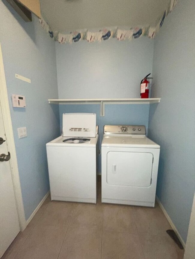 Building Photo - READY TO VIEW NOW! Spacious 3 Bed 2 Bath Home in Surprise Farms!