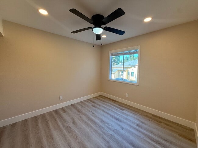 Building Photo - Bright 2BR/2BA Condo with Reserved Parking...