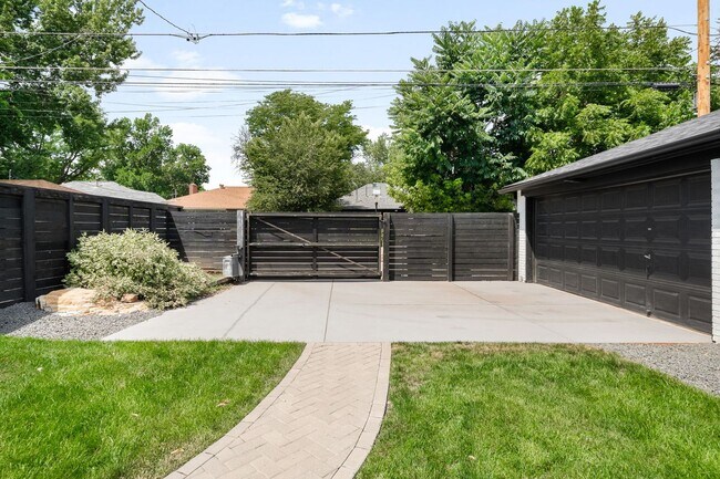 Building Photo - LUX 3BD, 2BA Belcaro Home with 2-Car Garage