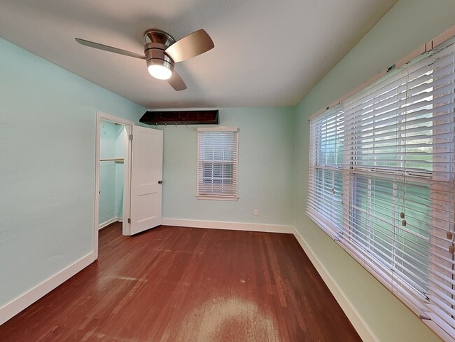 Building Photo - 533 Lake Como Cir