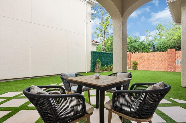 Building Photo - 2706 Tudor Manor