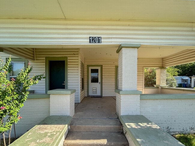 Building Photo - 1201 Bolivar St