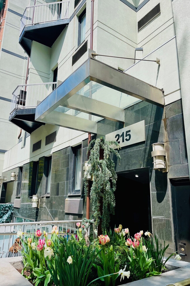 Building Photo - 215 E 81st St