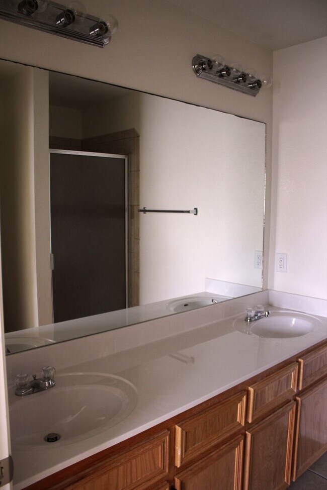 Building Photo - 1402 Chips Dr