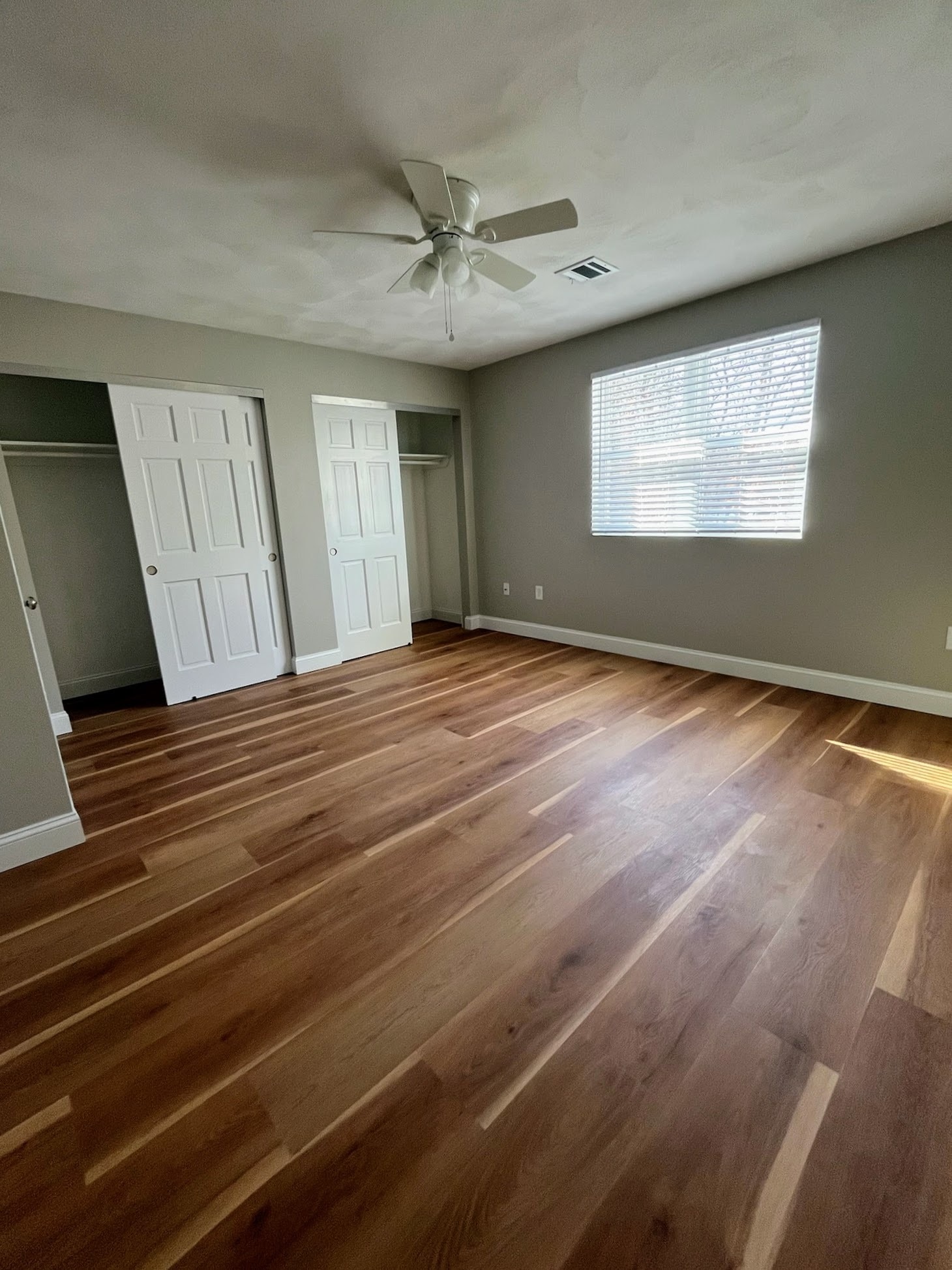 Large Primary Bedroom (13.5'x13.9')) - 489 Boston Neck Rd