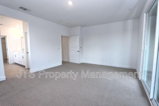 Building Photo - 3349 Hedgerow Ct