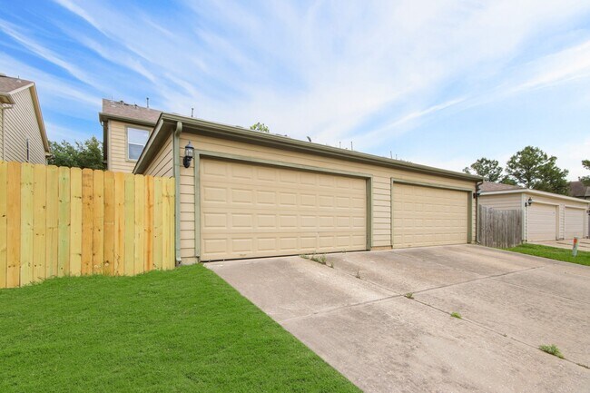 Building Photo - 23611 Wildwood Green Way