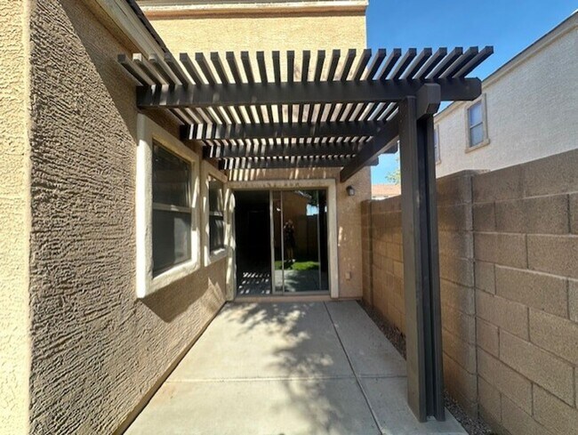 Building Photo - LYONS GATE COMMUNITY, 3PLUS DEN TWO STORY ...