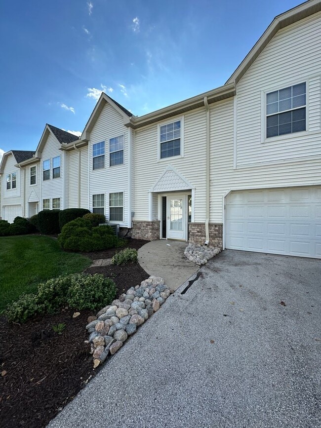 Building Photo - Spacious Townhouse Style Condo in Brookfield!