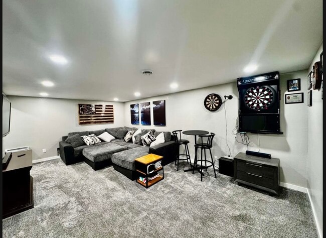 Building Photo - 812 W 4th St