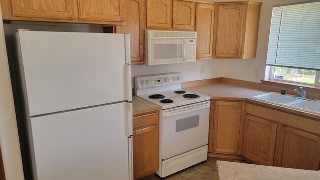 Building Photo - * MOVE IN SPECIAL* 1/2 OFF 1st FULL MONTH'...