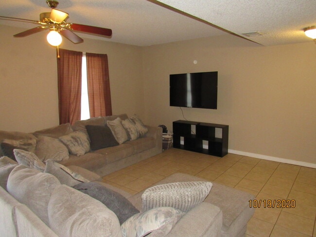 Building Photo - 1853 Whispering Oaks Ln