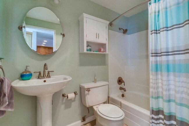 Building Photo - Stunning 2 bed 2 bath top floor condo in gated community with 2 covered parking spaces!